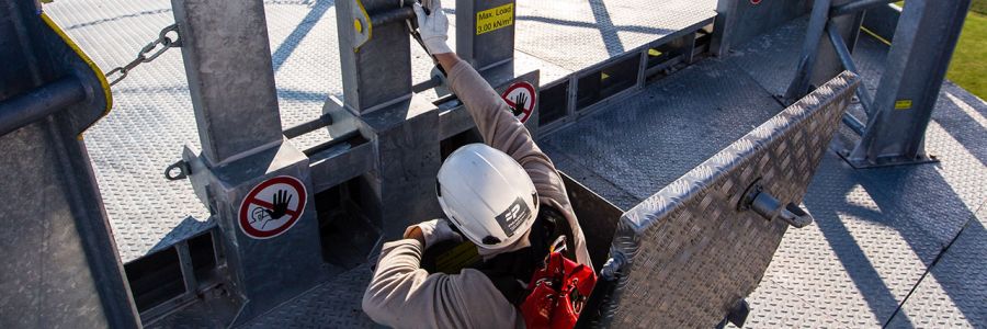 image travail en hauteur. Technicien se sécurise avec une longe antichute